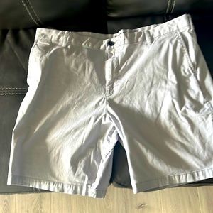 IZOD Mens gray shorts 40” W 98% cotton 9” inseam - very good condition